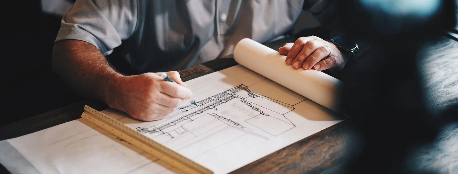 Architecte dessinant les plans d'un projet de rénovation